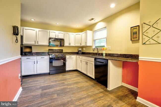 Foto del edificio - 111 Honey Locust Ct