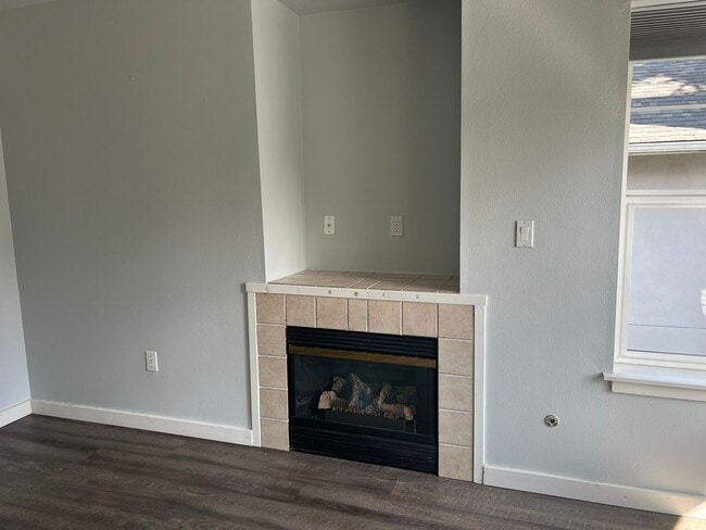 Building Photo - Vaulted Ceilings, Fireplace, LVP Flooring,...