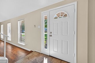 Building Photo - 813 Lakeview Dr