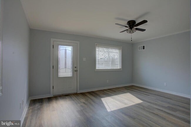 Building Photo - 232 Cabbel Dr