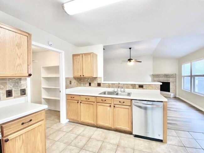 Foto del edificio - 708 Riverway Ln