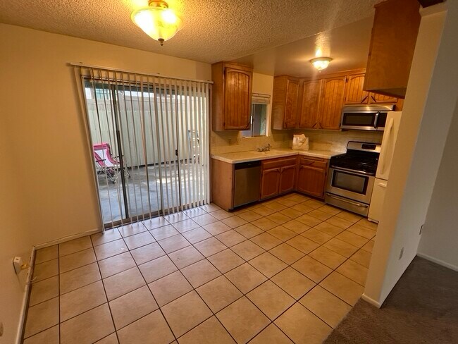 Cocina bien equipada con vistas al patio. - 3262 Montrose Ave