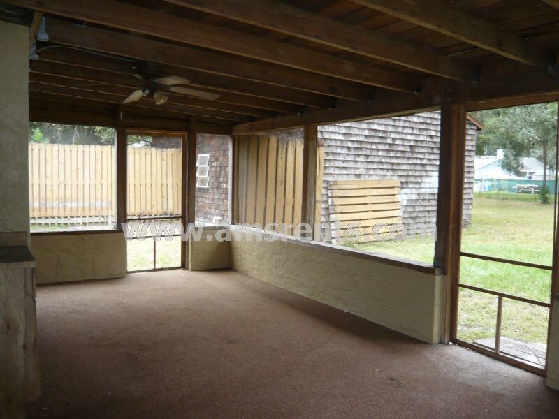 Foto del edificio - 3/2 with 2 Car Garage On Large Lot For Ren...