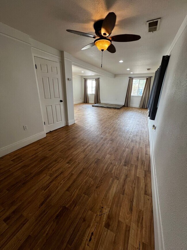 Foto del edificio - Nice two bedroom two bath home away from the city in Elverta, CA.