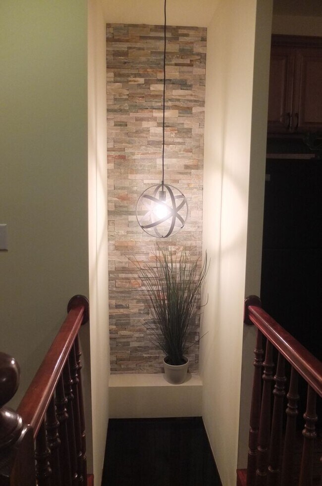 Foto del edificio - Beautiful Renovated Four bedroom Townhome
