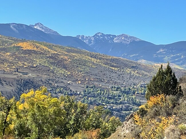 Foto del edificio - 460 Moonridge Dr