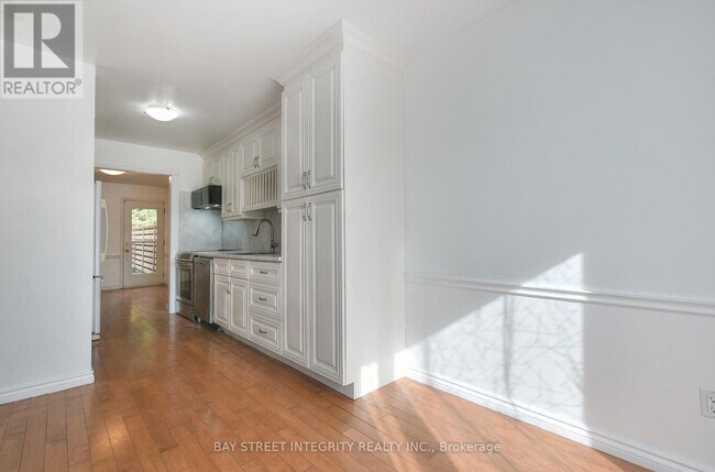 Building Photo - 976 Raintree Ln