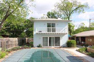 Building Photo - 1010 W Live Oak St