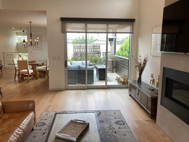 Building Photo - Stunning Beach Townhome