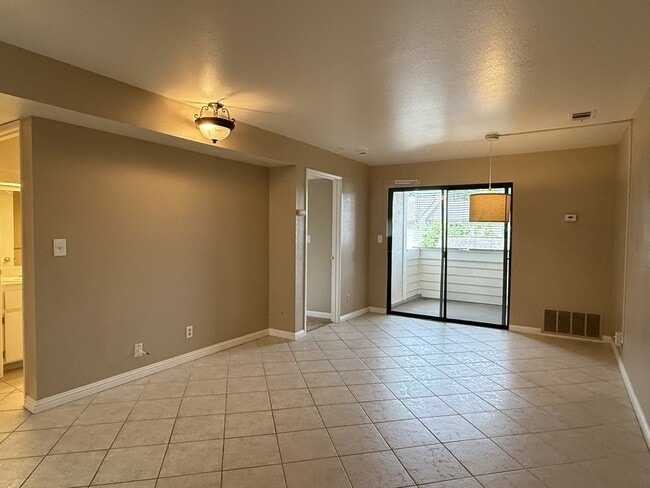 Building Photo - 77 Village Cir