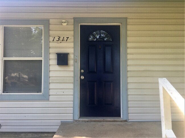 Foto del edificio - 1317 Meadowbrook Dr