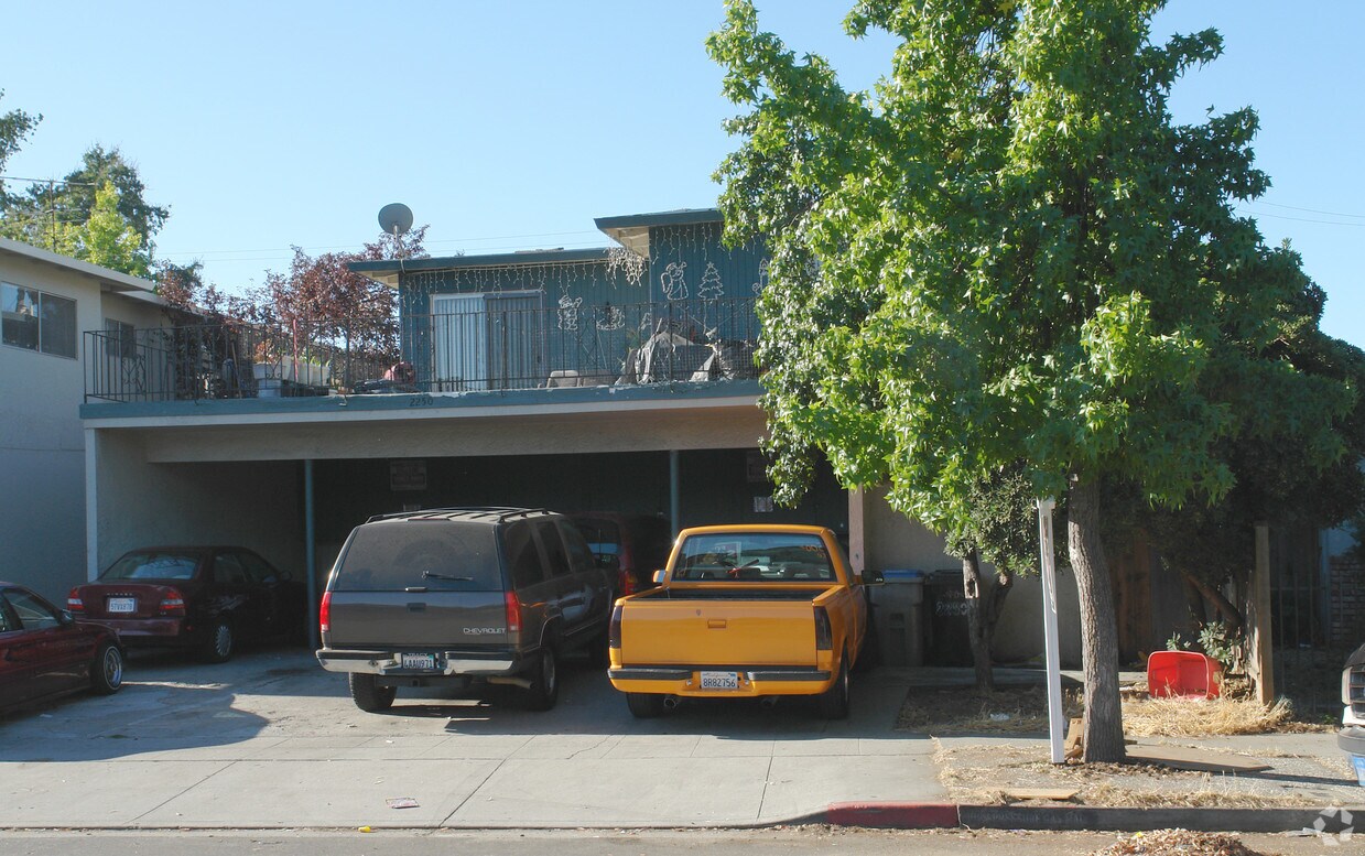 Building Photo - 2250 Shamrock Dr