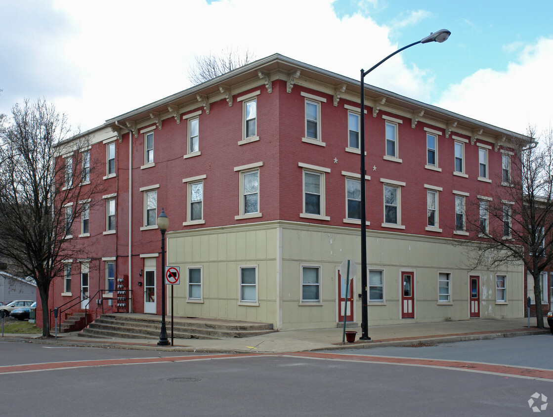 Primary Photo - Queen Street Apartments