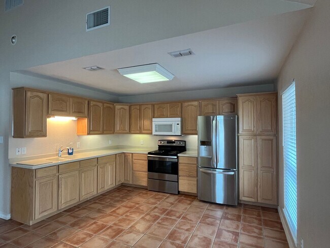 Foto del edificio - TWO BEDROOM ONE BATH APARTMENT