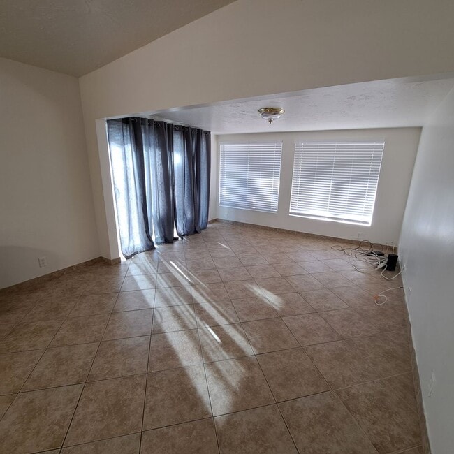 Building Photo - Don't miss out on this rental!