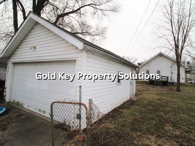 Foto del edificio - Attractive 2 BR 1 BA House with Fenced Backyard and Garage (SECTION 8 APPROVED)