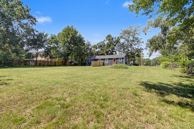 Building Photo - 834 N Walker Ln