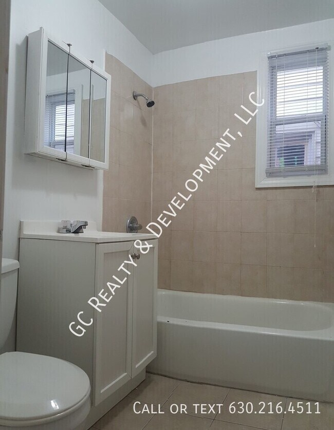 Foto del edificio - ***2 BDRM/ SS APPL INCL / ONE SHARED GARAG...