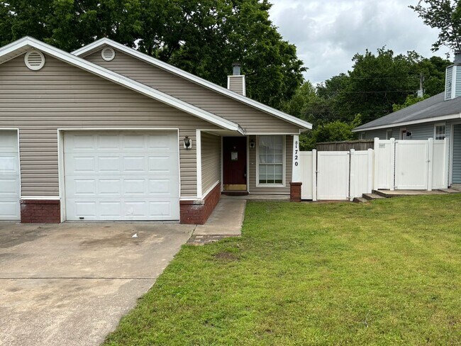 Foto del edificio - Cozy 2 bedroom 1.5 bath Lawn Maintenance I...