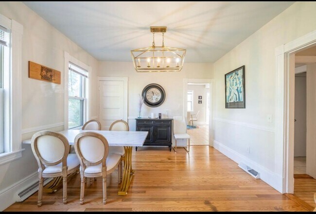 Foto del edificio - 4 Bedroom Townhome in Concord