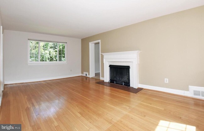 Building Photo - 5913 Ryland Dr