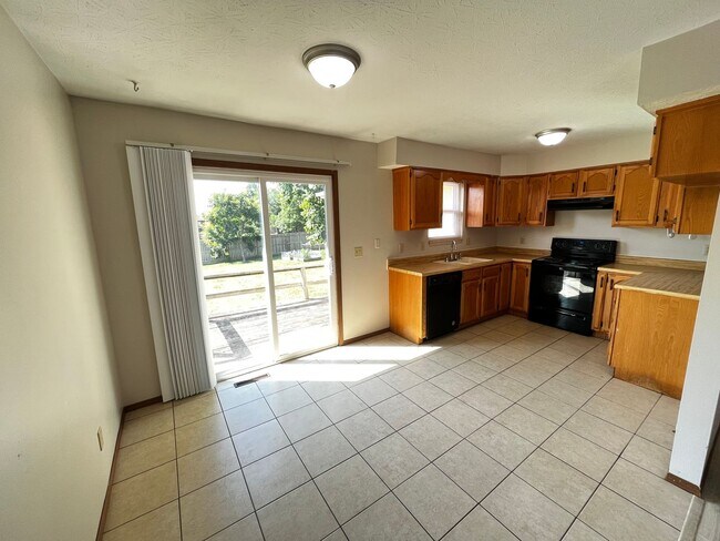 Building Photo - Duplex 2 Bedroom 1 Bath 2 Car Garage SW Sp...