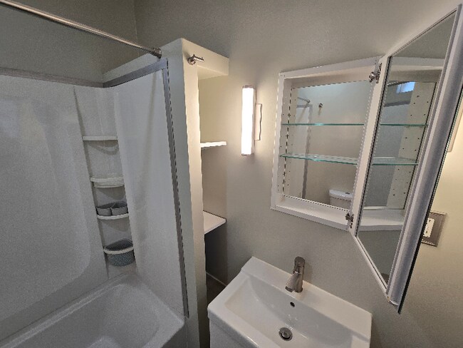 Foto del edificio - 1019 Widdicomb Ave NW