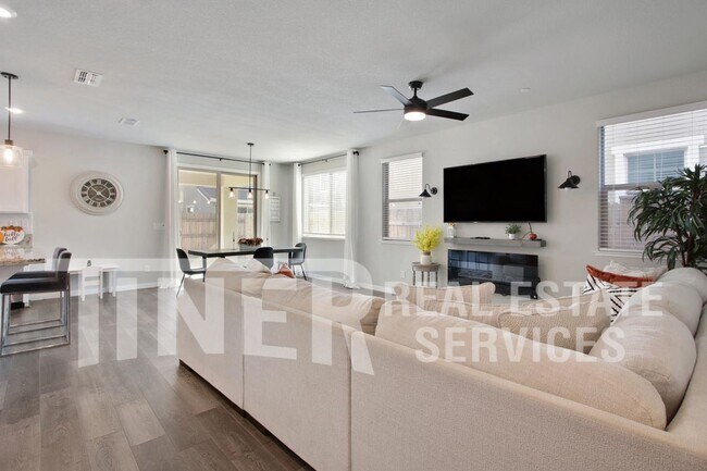 Building Photo - Like new! Stunning 4 bedroom Roseville hom...