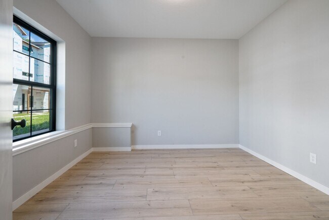 Building Photo - Clear Lake Condos