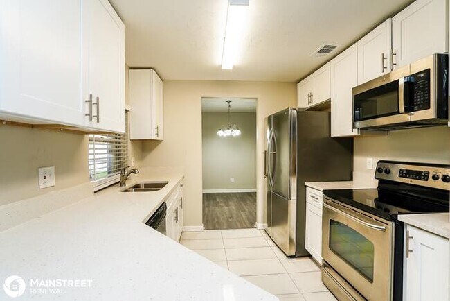Building Photo - 908 SE 19th TER, Cape Coral, FL 33990