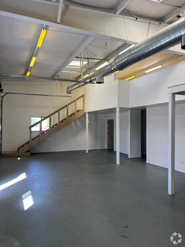 Building Photo - 2754 Agua Fria St