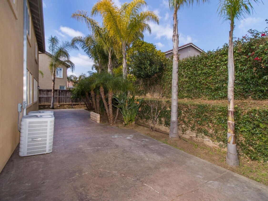 Foto principal - Spacious home located in the Cardona subdi...