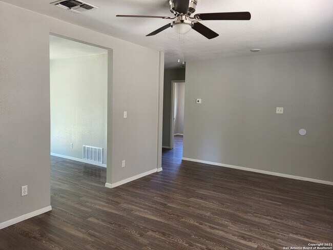 Foto del edificio - 9415 Quicksilver Dr