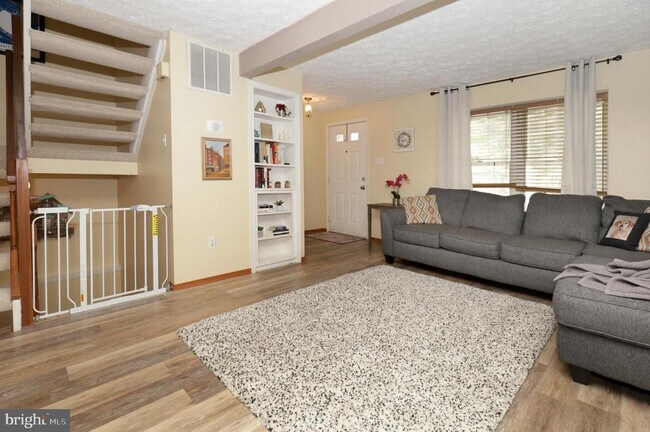 Foto del edificio - 8206 Burning Forest Ct