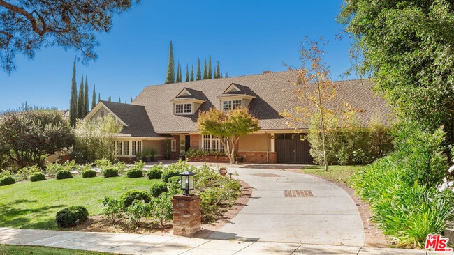 Building Photo - 723 Sierra Dr