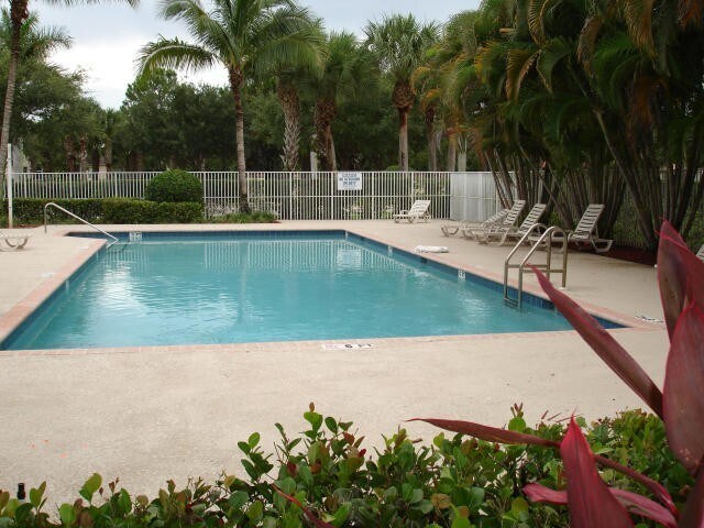 Building Photo - 3BD/2.5BA Townhome in Seminole Lakes!