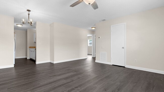 Building Photo - Coastal Chic: Newly Renovated 2 Bed, 2 Bat...