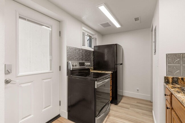 Foto del edificio - Basement Apartment Near SUU and Cedar High School