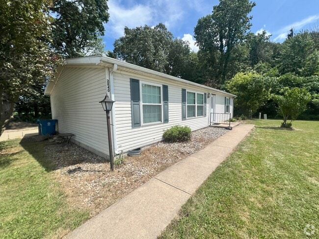 Building Photo - 2840 Applewood Ave