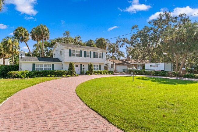 Building Photo - 4 bed, 3ba, 2 car garage home in Culbreath Heights