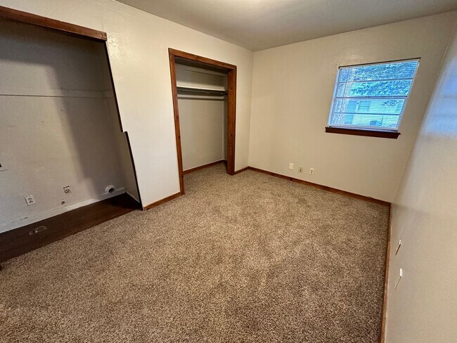Building Photo - 1 bed 1 bath duplex in Lexington