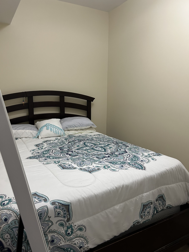 Bedroom with closet - 3950 S Western Ave