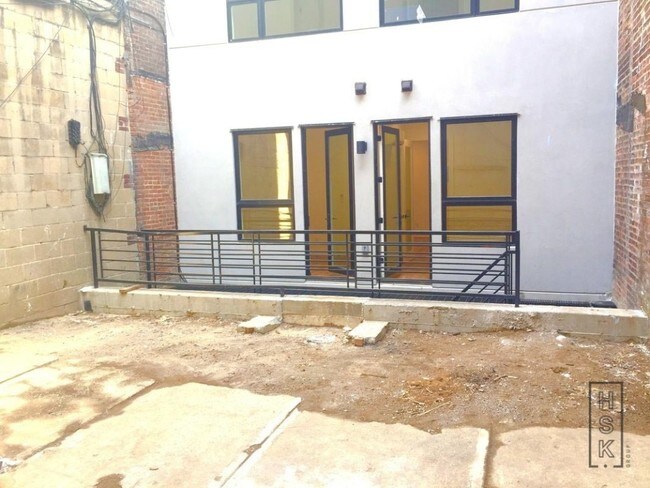 Foto del edificio - Throop Ave