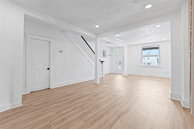 Building Photo - 314 Maplewood Ave