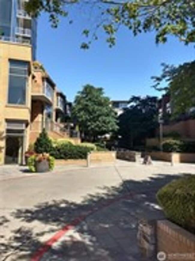 Building Photo - 2Bd/1.75Ba Bellevue Condo