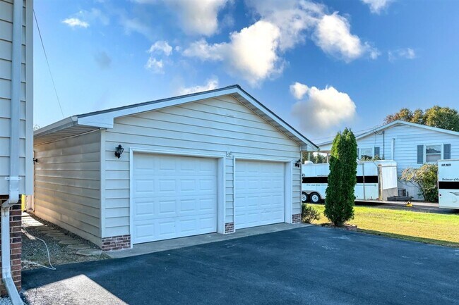 Building Photo - 4 bedroom, 2 bath Bi-Level for rent in Mil...
