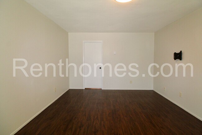 Foto del edificio - 8150 Lemon Ave