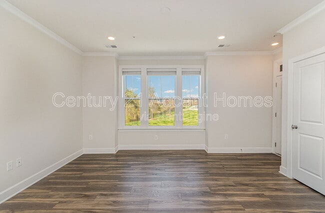 Building Photo - 43347 Goshen Run Sq