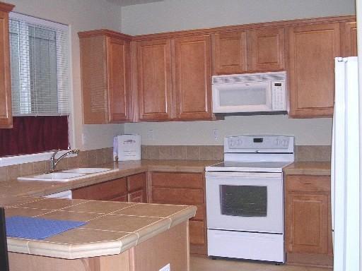 Building Photo - 3 Bedroom Home - Nice back yard -  no appl...