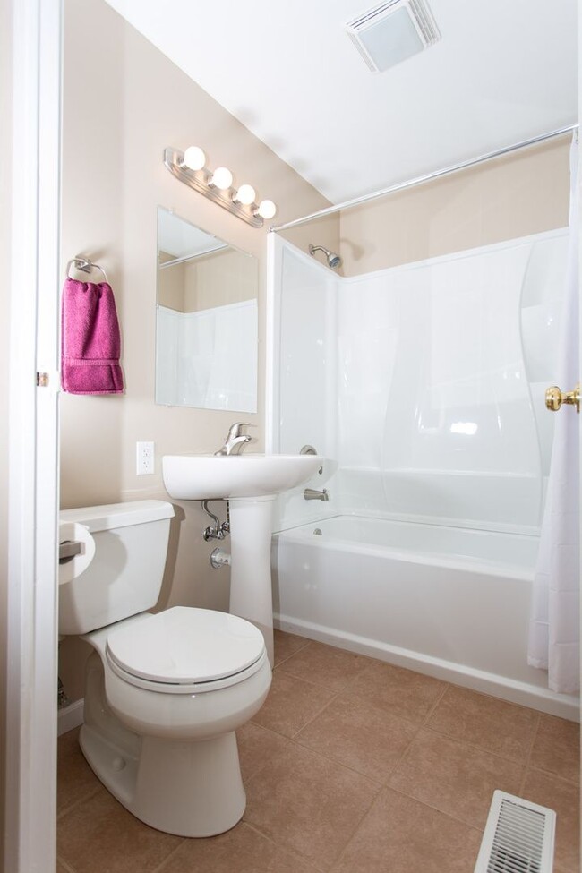 Building Photo - 3 Bedroom 1 bath $1295